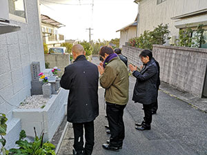 慰霊碑を立ています。